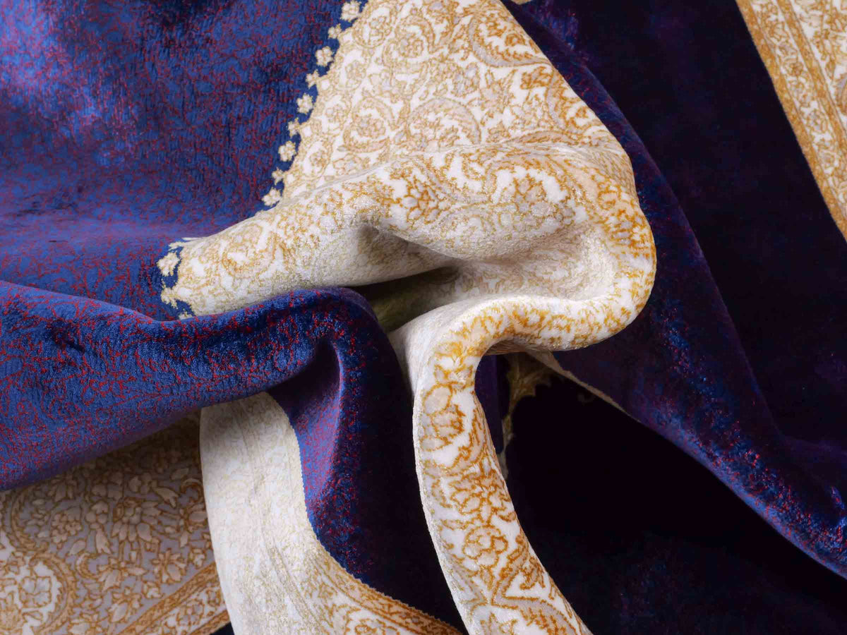 Ghom Maschinenteppich "Soroush" 180 x 120 cm, mit Medaillon, aus pflanzlicher Seide (Viskose), Marineblau-Cremeweiß-Lila. Teppichnummer: V81NY216H. Persian Luxury Collection by Khademi. Made in Iran / Persia – Vertrieb durch JUPITER Intl.