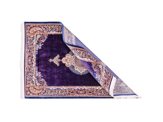 Ghom Maschinenteppich "Vishtasp" 120 x 80 cm aus pflanzlicher Seide (Viskose) mit Medaillon, Marineblau. Teppichnummer: V91NY096M. Persian Luxury Collection by Khademi. Made in Iran / Persia – Vertrieb durch JUPITER Intl.