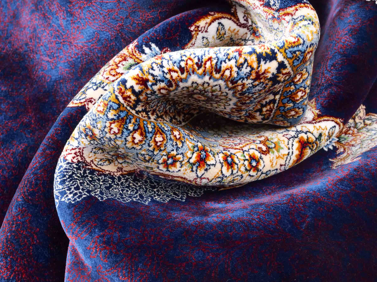 Ghom Maschinenteppich "Vishtasp" 120 x 80 cm aus pflanzlicher Seide (Viskose) mit Medaillon, Marineblau. Teppichnummer: V91NY096M. Persian Luxury Collection by Khademi. Made in Iran / Persia – Vertrieb durch JUPITER Intl.