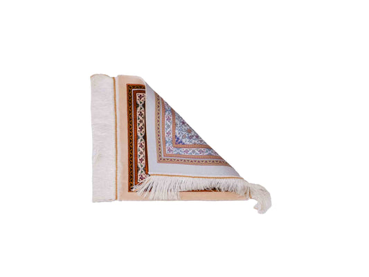 Ghom Maschinenteppich "Yazdgerd" 40 x 40 cm, mit Medaillon, Beige, aus pflanzlicher Seide (Viskose), Hand-Finished. Teppichnummer: V92BG016H. Persian Luxury Collection by Khademi. Made in Iran / Persia – Vertrieb durch JUPITER Intl.