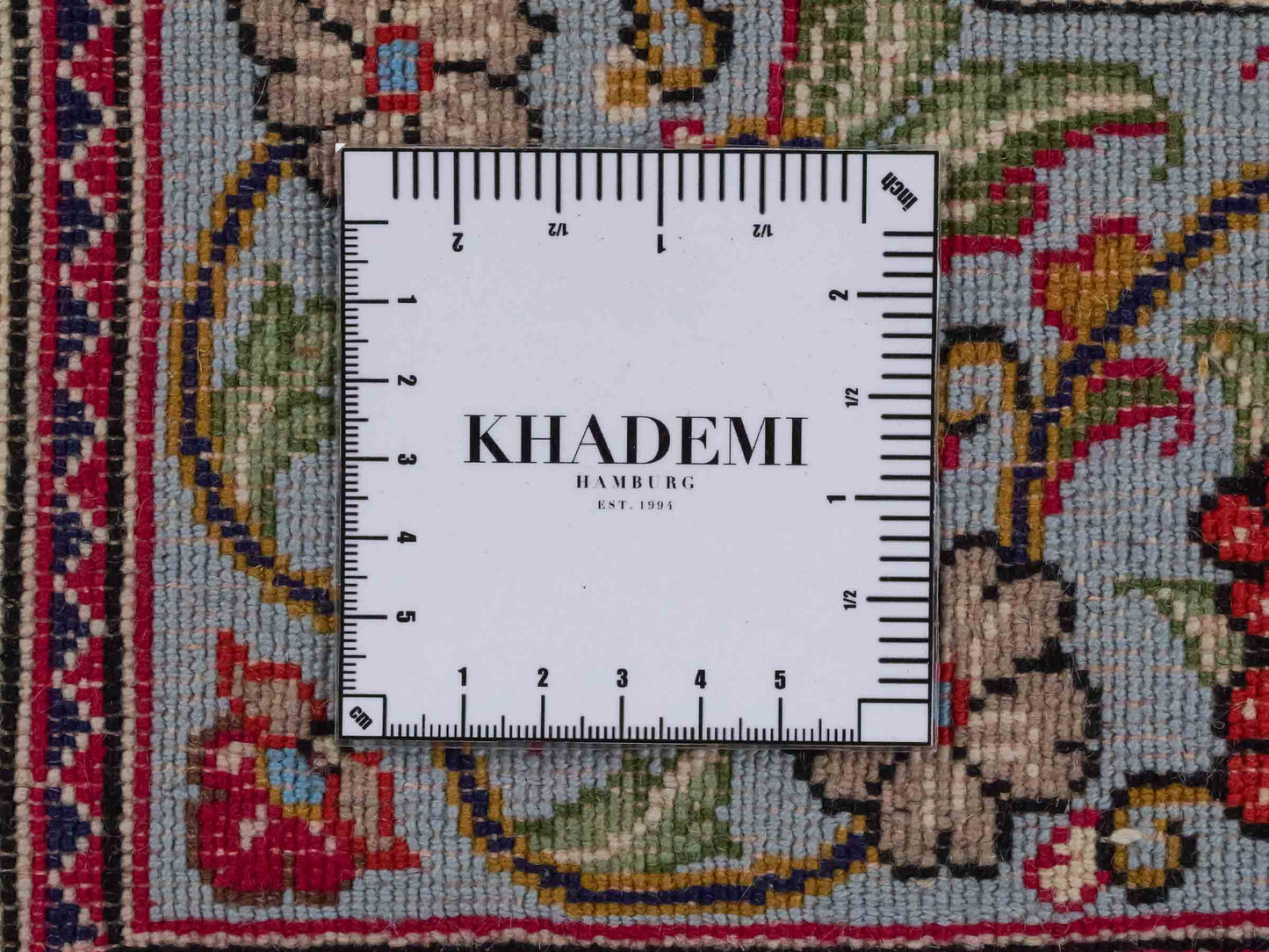 Handgeknüpfter Ghom Perserteppich von Khademi aus Wolle, blau, rot. Persischer Teppich. Orientteppich von Hand geknüpft in Iran. Größe: 219 cm x 140 cm. Teppichnummer: SB3-1128. Verkauf durch Jupiter Intl.