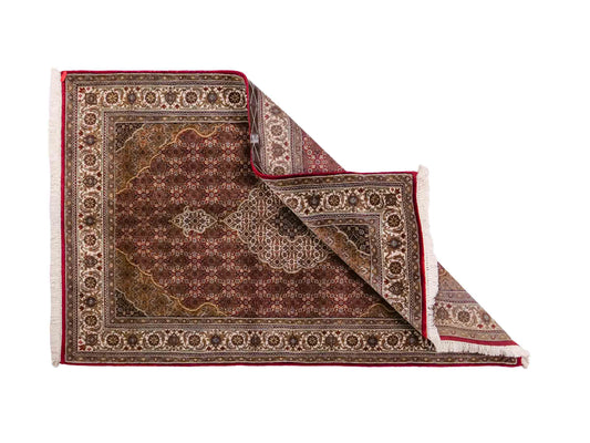 Handgeknüpfter Indo Täbriz Mahi Orientteppich von Khademi aus Wolle, rot, beige. Klassisches Medaillon. Traditionell von Hand geknüpft in Indien. Größe: 186 cm x 120 cm. Teppichnummer: SB3-1121 | Jupiter Intl.