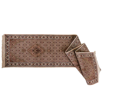 Handgeknüpfter Indo Täbriz Mahi Läufer-Orientteppich von Khademi aus Wolle, creme, beige. Klassisches Medaillon-Design. Von Hand geknüpft in Indien. Größe: 405 cm x 80 cm. Teppichnummer: RB3-1061. Verkauf durch Jupiter Intl.