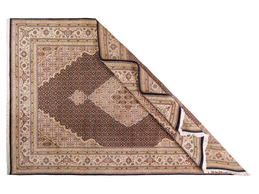 Handgeknüpfter Indo Täbriz Mahi Orientteppich von Khademi aus Wolle, schwarz, beige. Klassisches Medaillon. Traditionell von Hand geknüpft in Indien. Größe: 296 cm x 194 cm. Teppichnummer: SB3-1178 | Jupiter Intl.