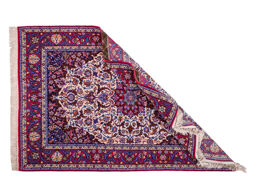 Handgeknüpfter Isfahan Perserteppich von Khademi aus Wolle mit Seide, rot-weiß. Feiner, persischer Teppich mit Medaillon. Orientteppich, geknüpft in Iran. Größe: 166 x 104 cm. Teppichnummer: SB3-1067 | Jupiter In