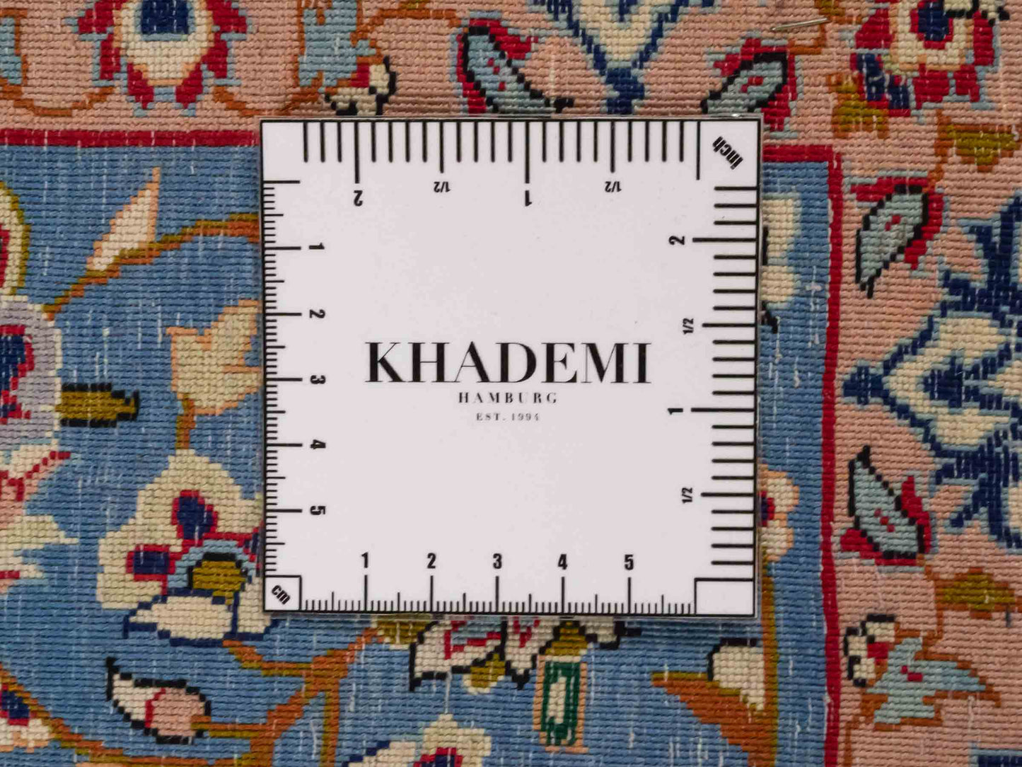 Handgeknüpfter Isfahan Perserteppich von Khademi aus Wolle mit Seide, blau-cremeweiß. Feiner, persischer Teppich mit Jagdmotiv. Orientteppich, geknüpft in Iran. Größe: 166 x 105 cm. Teppichnummer: SB3-1091 | Jupiter Intl