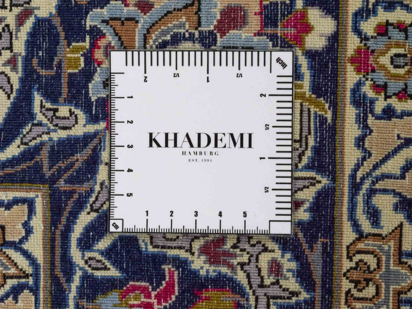 Handgeknüpfter Isfahan Perserteppich von Khademi aus Wolle mit Seide, rot, navy. Feiner, persischer Teppich mit Medaillon. Orientteppich, von Hand geknüpft in Iran. Größe: 171 x 107 cm. Teppichnummer: DB3-1050. Verkauf durch Jupiter Intl.