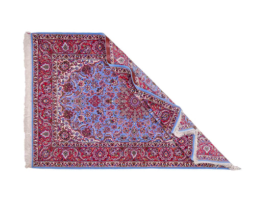 Handgeknüpfter Isfahan Perserteppich von Khademi aus Wolle mit Seide, blau, rot. Feiner, persischer Teppich mit Medaillon. Orientteppich, von Hand geknüpft in Iran. Größe: 171 x 113 cm. Teppichnummer: DB3-1051. Verkauf durch Jupiter Intl.