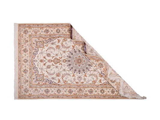Handgeknüpfter Isfahan Perserteppich von Khademi aus Wolle mit Seide, beige-cremeweiß. Feiner, persischer Teppich mit Medaillon. Orientteppich, geknüpft in Iran. Größe: 208 x 130 cm. Teppichnummer: SB3-1077 | Jupiter In