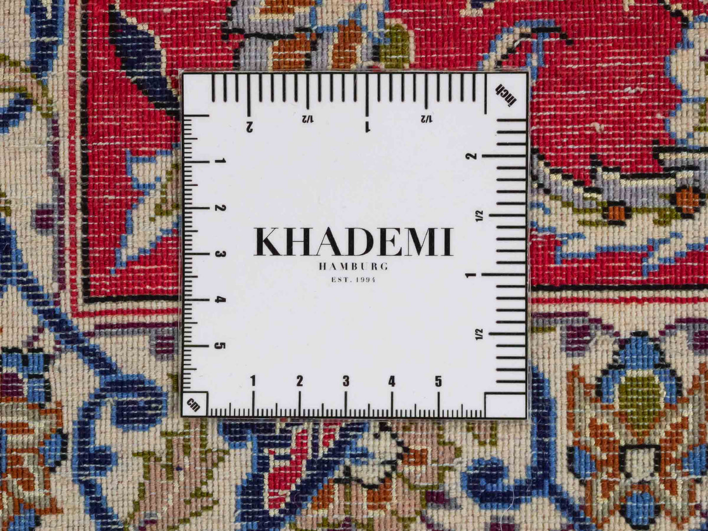 Handgeknüpfter Isfahan Perserteppich von Khademi aus Wolle mit Seide, rot-cremeweiß. Feiner, persischer Teppich mit Medaillon. Orientteppich, geknüpft in Iran. Größe: 307 x 201 cm. Teppichnummer: SB3-1172 | Jupiter Intl