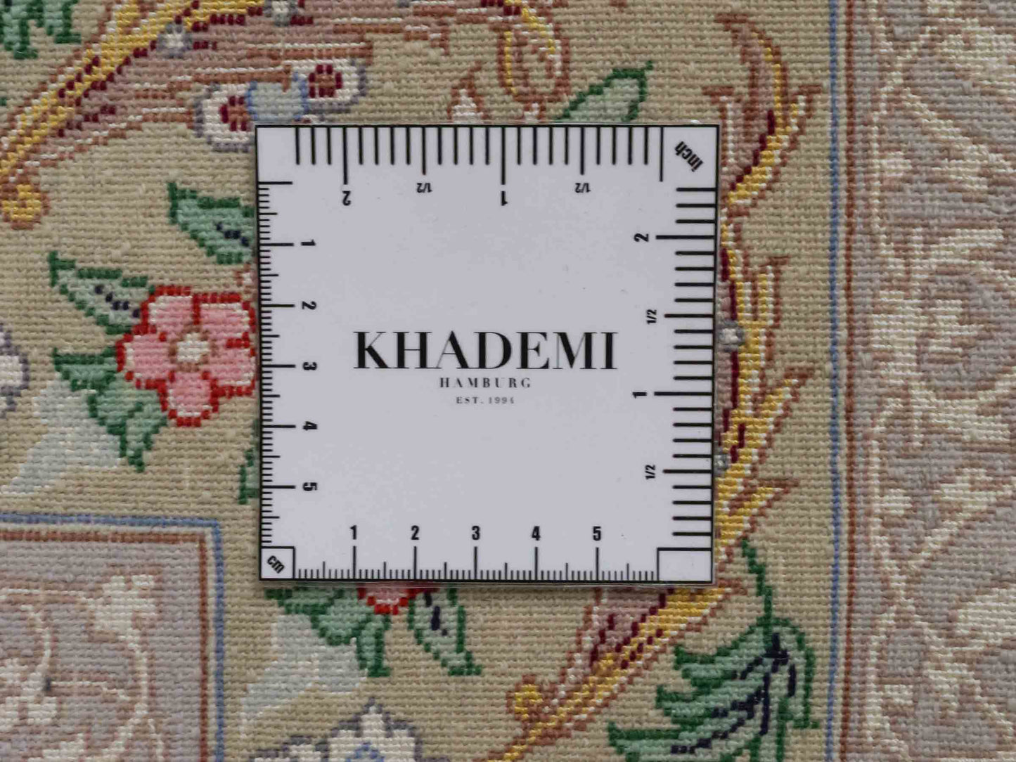 Handgeknüpfter "Golestan" Isfahan Perserteppich von Khademi aus Wolle mit Seide, weiß, creme. Feiner, persischer Teppich mit Medaillon, signiert. Orientteppich handgeknüpft in Iran. Größe: 160 x 109 cm. Teppichnummer: DB3-1052. Jupiter Intl.