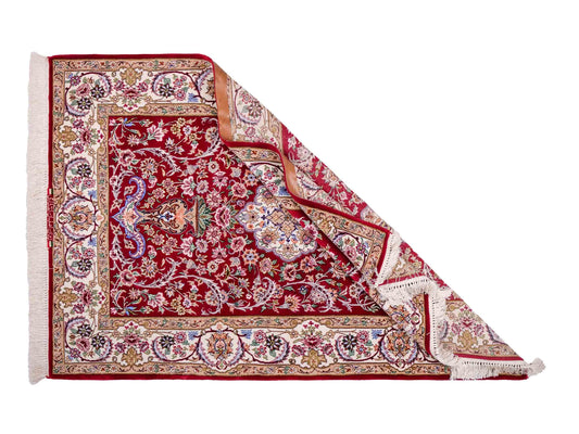 Handgeknüpfter "Entezari" Isfahan Perserteppich von Khademi aus Wolle mit Seide, rot-weiß. Feiner, persischer Teppich mit Medaillon, signiert. Orientteppich, geknüpft in Iran. Größe: 160 x 110 cm. Teppichnummer: SB3-1068 | Jupiter In