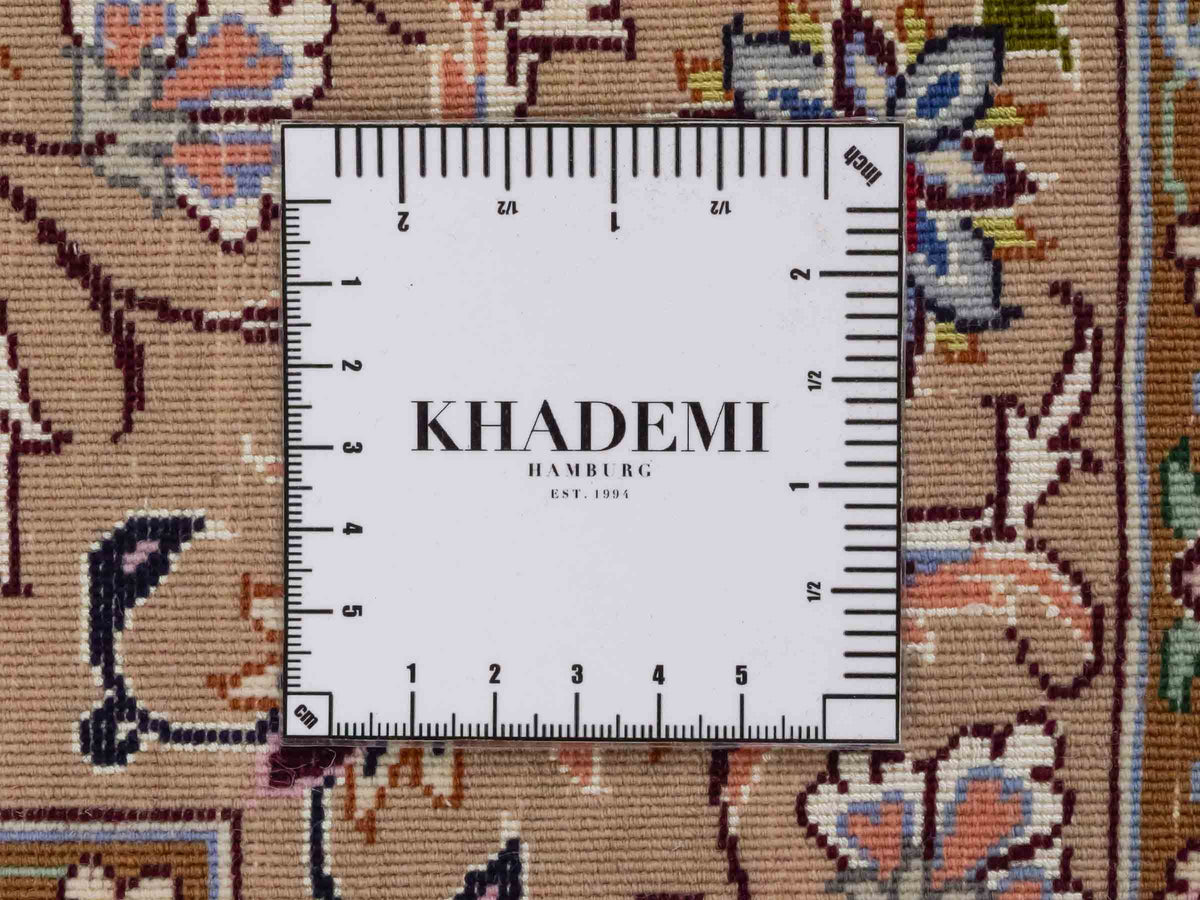 Handgeknüpfter "Entezari" Isfahan Perserteppich von Khademi aus Wolle mit Seide, beige-weiß. Feiner, persischer Teppich mit Medaillon, signiert. Orientteppich, geknüpft in Iran. Größe: 162 x 106 cm. Teppichnummer: SB3-1072 | Jupiter In