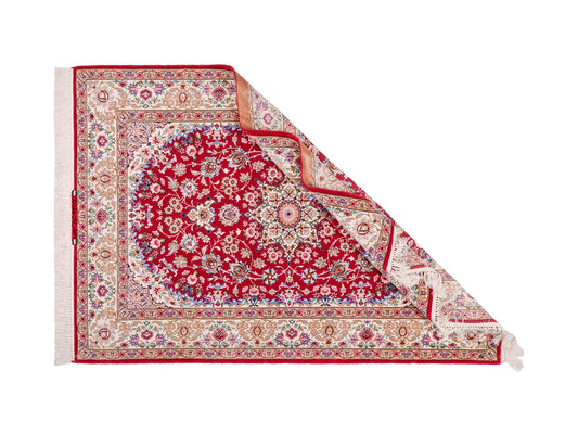 Handgeknüpfter "Safdari" Isfahan Perserteppich von Khademi aus Wolle mit Seide, rot-cremeweiß. Feiner, persischer Teppich mit Medaillon, signiert. Orientteppich, handgeknüpft in Iran. Größe: 163 x 111 cm. Teppichnummer: DB3-1048 Jupiter Intl.
