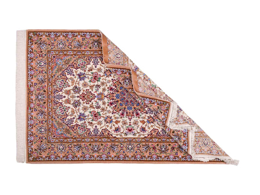 Handgeknüpfter "Mazaheri" Isfahan Perserteppich von Khademi aus Wolle mit Seide, beige, creme. Feiner, persischer Teppich mit Medaillon, signiert. Orientteppich, geknüpft in Iran. Größe: 165 x 109 cm. Teppichnummer: SB3-1054 | Jupiter Intl.