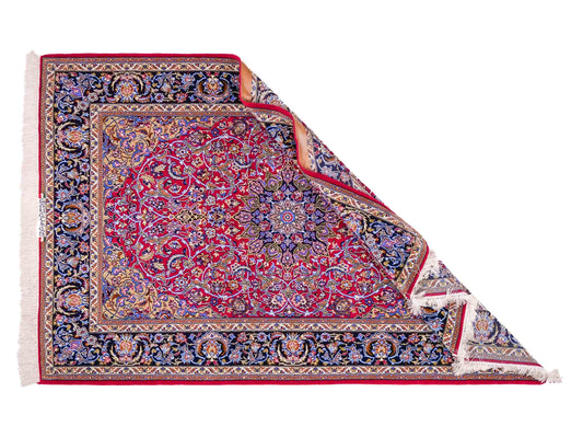 Handgeknüpfter "Entezari" Isfahan Perserteppich von Khademi aus Wolle mit Seide, rot-blau. Feiner, persischer Teppich mit Medaillon, signiert. Orientteppich, von Hand geknüpft in Iran. Größe: 169 x 112 cm. Teppichnummer: DB3-1031 Jupiter Intl.