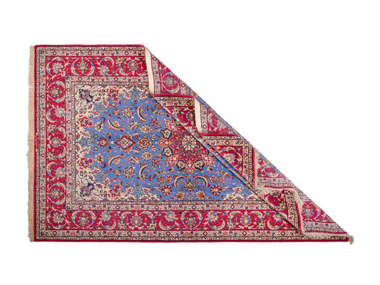Handgeknüpfter "Tavus" Isfahan Perserteppich von Khademi aus Wolle mit Seide, rot-blau. Feiner, persischer Teppich mit Medaillon, signiert. Orientteppich, geknüpft in Iran. Größe: 247 x 158 cm. Teppichnummer: SB3-1079 | Jupiter In