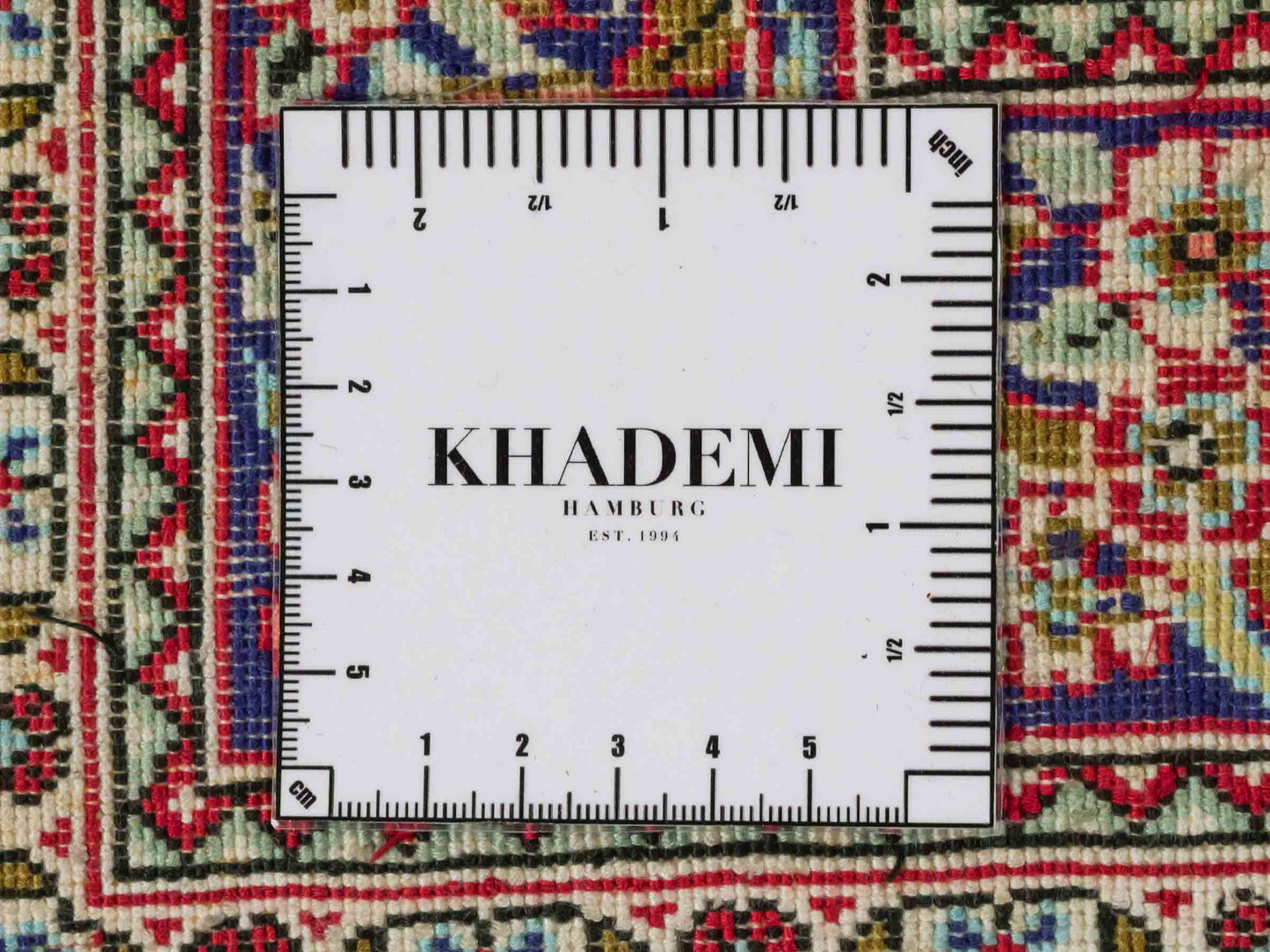 Handgeknüpfter Kaschmir Läufer-Seidenteppich von Khademi aus Seide, creme. Feiner, indischer Orientteppich mit klassischem Medaillon von Hand geknüpft in Indien. Größe: 281 cm x 79 cm. Teppichnummer: SB3-1166 | Jupiter Intl.