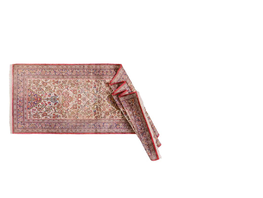 Handgeknüpfter Kaschmir Läufer-Seidenteppich von Khademi aus Seide, creme. Feiner, indischer Orientteppich mit klassischem Medaillon von Hand geknüpft in Indien. Größe: 281 cm x 79 cm. Teppichnummer: SB3-1166 | Jupiter Intl.