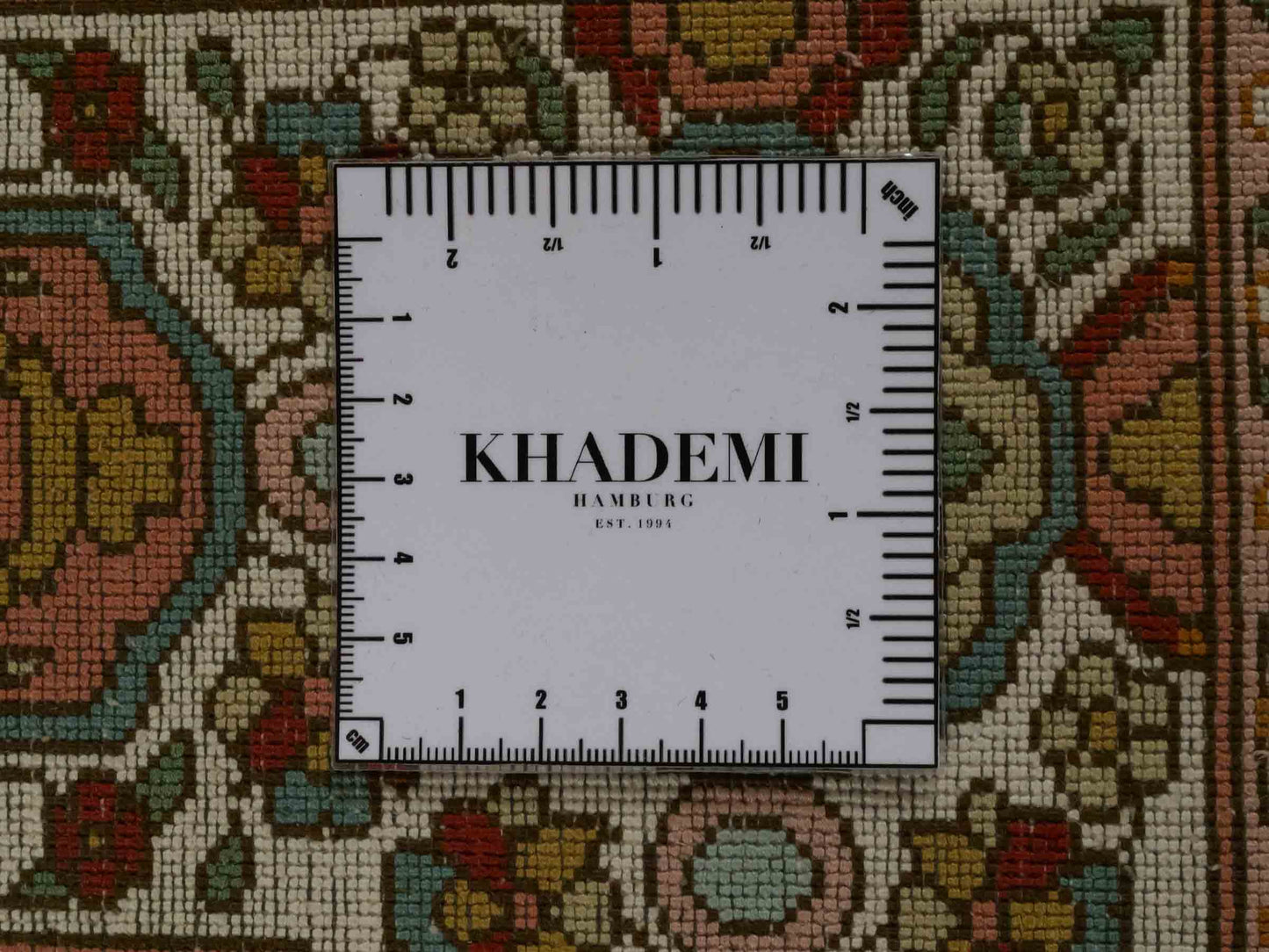 Handgeknüpfter Kaschmir Seidenteppich von Khademi aus Seide, dunkelblau. Feiner, indischer Orientteppich mit klassischem Jagdmotiv von Hand geknüpft in Indien. Größe: 285 cm x 184 cm. Teppichnummer: SB3-1174 | Jupiter Intl.