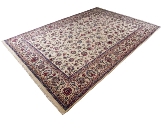 Handgeknüpfter Maschhad Perserteppich von Khademi aus Wolle mit Seide, creme. Klassisches, florales Allover-Design. Traditionell von Hand geknüpft in Iran / Persien. Größe: 358 cm x 247 cm. Teppichnummer: RB3-1071. Verkauf durch Jupiter Intl.