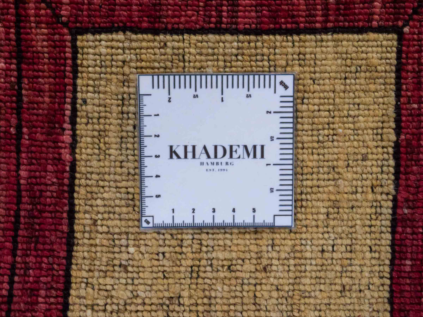 Handgeknüpfter Design Ziegler Orientteppich von Khademi aus Wolle, beige, rot, gold. Modernes Box- / Feldmuster. Traditionell von Hand geknüpft in Afghanistan. Größe: 177 cm x 144 cm. Teppichnummer: RB3-1015. Verkauf durch Jupiter Intl.
