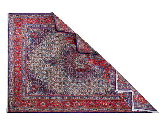 Handgeknüpfter Moud Perserteppich von Khademi mit Signatur aus Wolle, blau, rot, creme. Klassisches Medaillon-Design. Traditionell von Hand geknüpft in Iran / Persien. Größe: 302 cm x 203 cm. Teppichnummer: RB3-1073. Verkauf durch Jupiter Intl.