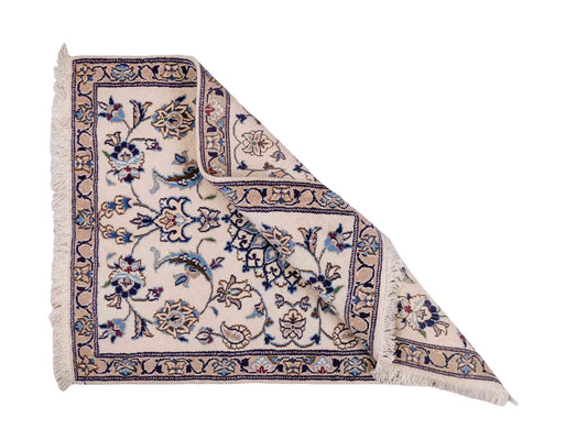 Handgeknüpfter Nain 12La Perserteppich von Khademi aus Wolle, weiß. Persischer Orientteppich mit Medaillon. Von Hand geknüpft in Iran / Persien. Größe: 121 cm x 91 cm. Teppichnummer: SB3-1017. Verkauf durch Jupiter Intl.