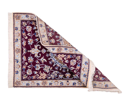 Handgeknüpfter Nain 12La Perserteppich von Khademi aus Wolle, rot-beige. Persischer Orientteppich mit Medaillon. Von Hand geknüpft in Iran / Persien. Größe: 126 cm x 89 cm. Teppichnummer: SB3-1018. Verkauf durch Jupiter Intl.