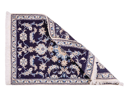 Handgeknüpfter Nain 12La Perserteppich von Khademi aus Wolle, marineblau. Persischer Orientteppich mit Medaillon. Von Hand geknüpft in Iran / Persien. Größe: 135 cm x 87 cm. Teppichnummer: SB3-1020. Verkauf durch Jupiter Intl.