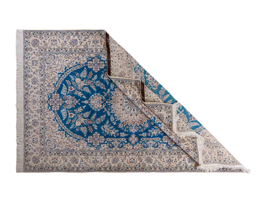 Handgeknüpfter Nain 6La Perserteppich von Khademi aus Wolle mit Seide, blau, weiß. Klassisches Medaillon-Design. Traditionell von Hand geknüpft in Iran / Persien. Größe: 244 cm x 155 cm. Teppichnummer: RB3-1097. Verkauf durch Jupiter Intl.