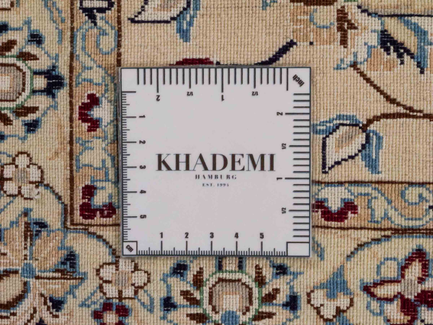 Handgeknüpfter Nain 6La Perserteppich von Khademi aus Wolle mit Seide, rot, weiß. Klassisches Allover-Design. Traditionell von Hand geknüpft in Iran / Persien. Größe: 357 cm x 260 cm. Teppichnummer: RB3-1098. Verkauf durch Jupiter Intl.