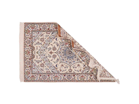 Handgeknüpfter Nain 6La Perserteppich von Habibian für Khademi, signiert, aus Wolle mit Seide, cremeweiß. Persischer Orientteppich mit Medaillon. Von Hand geknüpft in Iran / Persien. Größe: 150 x 100 cm. Teppichnummer: SB3-1036 Jupiter Intl.
