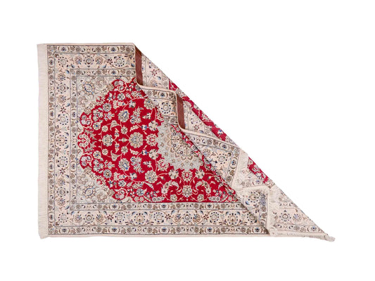 Handgeknüpfter Nain 6La Perserteppich von Habibian für Khademi, signiert, aus Wolle mit Seide, rot-weiß. Persischer Orientteppich mit Medaillon. Von Hand geknüpft in Iran / Persien. Größe: 170 x 120 cm. Teppichnummer: SB3-1041 Jupiter Intl.