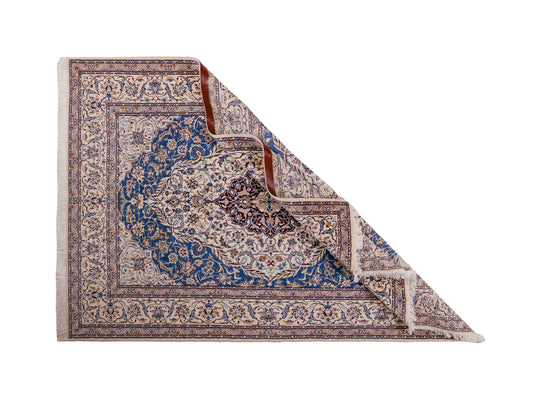 Handgeknüpfter Nain 6La Perserteppich von Khademi aus Wolle mit Seide, elfenbein-weiß-blau. Persischer Orientteppich mit Medaillon. Von Hand geknüpft in Iran / Persien. Größe: 184 cm x 127 cm. Teppichnummer: SB3-1137 | Jupiter Intl.