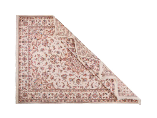 Handgeknüpfter Nain 6La Perserteppich von Khademi aus Wolle mit Seide, cremeweiß-beige. Persischer Orientteppich mit Medaillon. Von Hand geknüpft in Iran / Persien. Größe: 240 cm x 168 cm. Teppichnummer: SB3-1078 | Jupiter Intl.