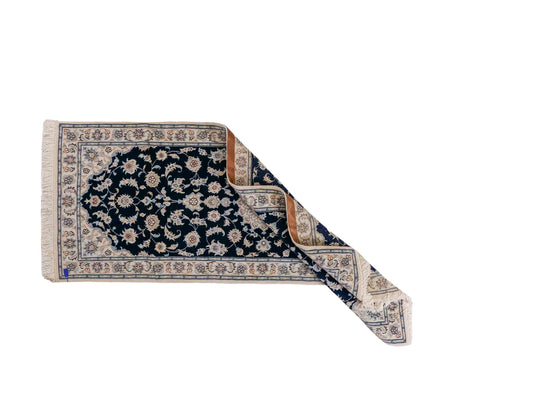 Handgeknüpfter Nain 9La Läufer-Perserteppich von Khademi aus Wolle mit Seide, blau, weiß. Klassisches Medaillon-Design. Von Hand geknüpft in Iran / Persien. Größe: 206 cm x 79 cm. Teppichnummer: RB3-1094. Verkauf durch Jupiter Intl.