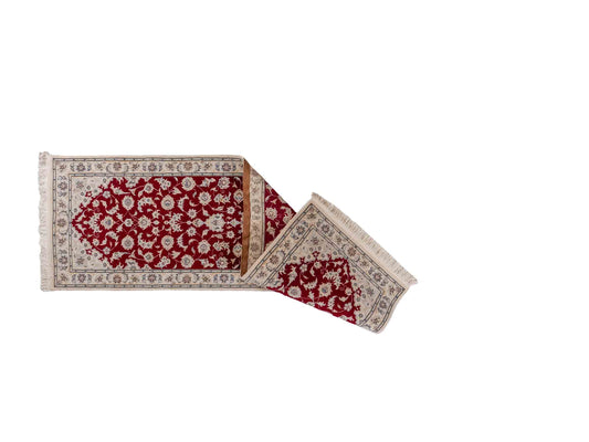 Handgeknüpfter Nain 9La Läufer-Perserteppich von Khademi aus Wolle mit Seide, rot, weiß. Klassisches Medaillon-Design. Traditionell von Hand geknüpft in Iran / Persien. Größe: 256 cm x 80 cm. Teppichnummer: RB3-1095. Verkauf durch Jupiter Intl.