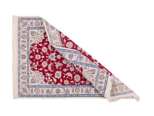 Handgeknüpfter Nain 9La Perserteppich von Khademi aus Wolle mit Seide, rot, cremeweiß. Persischer Orientteppich mit Medaillon. Von Hand geknüpft in Iran / Persien. Größe: 120 cm x 80 cm. Teppichnummer: SB3-1019. Verkauf durch Jupiter Intl.