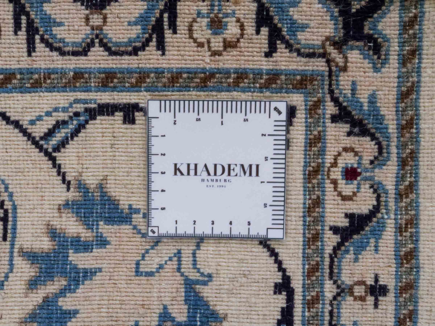 Handgeknüpfter Nain 9La Perserteppich von Khademi aus Wolle mit Seide, weiß, blau. Klassisches Medaillon-Design. Traditionell von Hand geknüpft in Iran / Persien. Größe: 241 cm x 205 cm. Teppichnummer: RB3-1089. Verkauf durch Jupiter Intl.