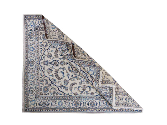 Handgeknüpfter Nain 9La Perserteppich von Khademi aus Wolle mit Seide, weiß, blau. Klassisches Medaillon-Design. Traditionell von Hand geknüpft in Iran / Persien. Größe: 241 cm x 205 cm. Teppichnummer: RB3-1089. Verkauf durch Jupiter Intl.