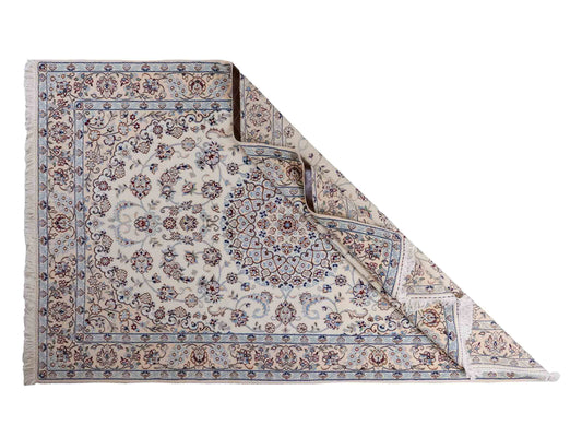 Handgeknüpfter Nain 9La Perserteppich von Khademi aus Wolle mit Seide, creme, weiß. Klassisches Medaillon-Design. Traditionell von Hand geknüpft in Iran / Persien. Größe: 258 cm x 164 cm. Teppichnummer: RB3-1092. Verkauf durch Jupiter Intl.