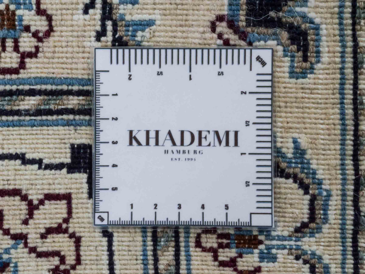 Handgeknüpfter Nain 9La Perserteppich von Khademi aus Wolle mit Seide, weiß, blau. Klassisches Medaillon-Design. Traditionell von Hand geknüpft in Iran / Persien. Größe: 294 cm x 199 cm. Teppichnummer: RB3-1088. Verkauf durch Jupiter Intl.