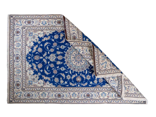 Handgeknüpfter Nain 9La Perserteppich von Khademi aus Wolle mit Seide, blau, weiß. Klassisches Medaillon-Design. Traditionell von Hand geknüpft in Iran / Persien. Größe: 308 cm x 194 cm. Teppichnummer: RB3-1083. Verkauf durch Jupiter Intl.
