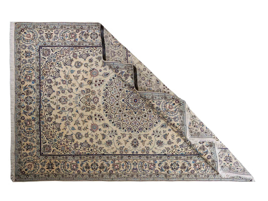 Handgeknüpfter Nain 9La Perserteppich von Khademi aus Wolle mit Seide, cremeweiß. Klassisches Medaillon-Design. Traditionell von Hand geknüpft in Iran / Persien. Größe: 308 cm x 200 cm. Teppichnummer: RB3-1082. Verkauf durch Jupiter Intl.