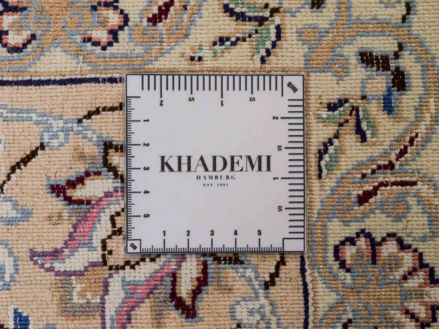 Handgeknüpfter Nain 9La Perserteppich von Khademi aus Wolle mit Seide, rot, weiß. Klassisches Medaillon-Design. Traditionell von Hand geknüpft in Iran / Persien. Größe: 316 cm x 205 cm. Teppichnummer: RB3-1093. Verkauf durch Jupiter Intl.