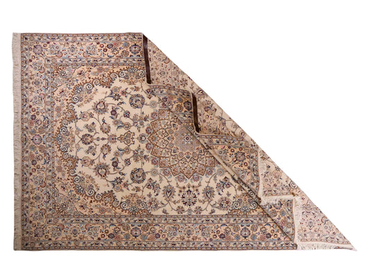 Handgeknüpfter Nain 9La Perserteppich von Khademi aus Wolle mit Seide, cremeweiß. Klassisches Medaillon-Design. Traditionell von Hand geknüpft in Iran / Persien. Größe: 319 cm x 203 cm. Teppichnummer: RB3-1085. Verkauf durch Jupiter Intl.