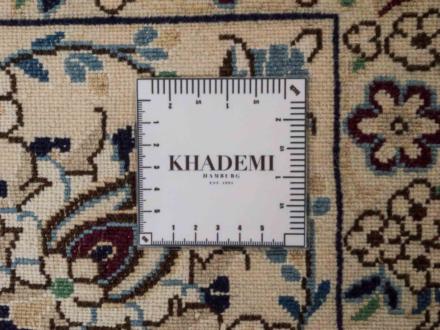 Handgeknüpfter Nain 9La Perserteppich von Khademi mit Signatur aus Wolle mit Seide, rot, weiß. Klassisches Medaillon-Design. Von Hand geknüpft in Iran / Persien. Größe: 321 cm x 204 cm. Teppichnummer: RB3-1084. Verkauf durch Jupiter Intl.