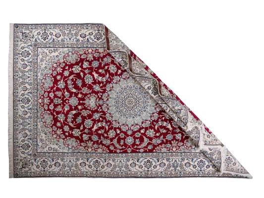 Handgeknüpfter Nain 9La Perserteppich von Khademi mit Signatur aus Wolle mit Seide, rot, weiß. Klassisches Medaillon-Design. Von Hand geknüpft in Iran / Persien. Größe: 321 cm x 204 cm. Teppichnummer: RB3-1084. Verkauf durch Jupiter Intl.