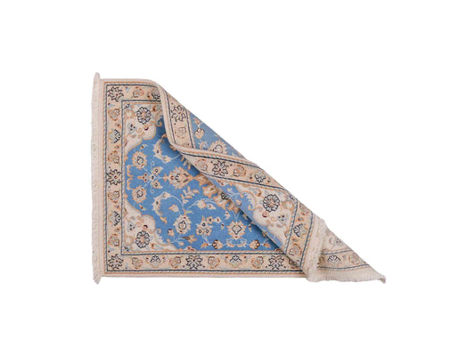 Handgeknüpfter Nain 9La Perserteppich von Khademi aus Wolle mit Seide, hellblau, creme. Persischer Orientteppich mit Medaillon. Von Hand geknüpft in Iran / Persien. Größe: 90 cm x 62 cm. Teppichnummer: SB3-1015. Verkauf durch Jupiter Intl.